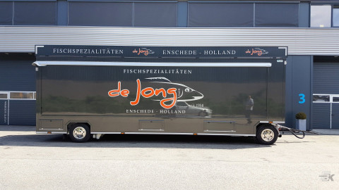 Zijaanzicht van een aanhangwagen voor vis met gesloten luifel