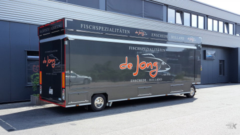 Zijaanzicht van een aanhangwagen voor vis met gesloten luifel