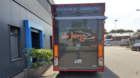 Achteraanzicht van een aanhangwagen voor vis