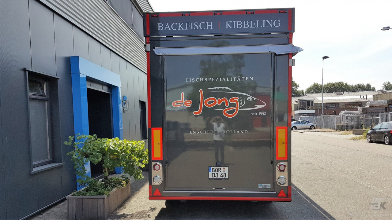 Achteraanzicht van een aanhangwagen voor vis