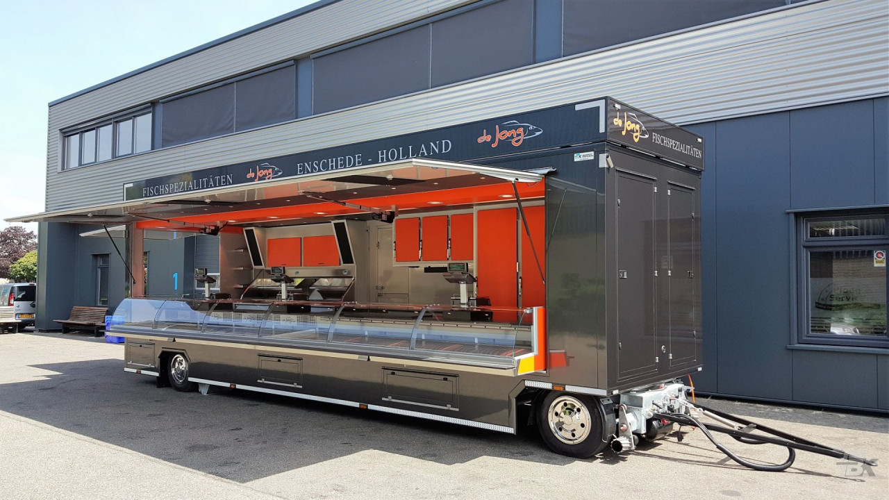 Zijaanzicht van een aanhangwagen voor vis met geopende luifel
