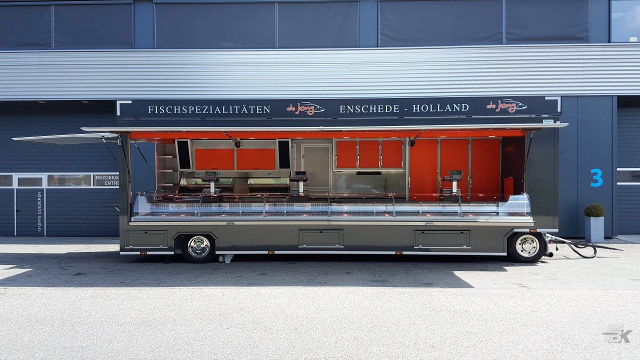 Zijaanzicht van een aanhangwagen voor vis met geopende luifel