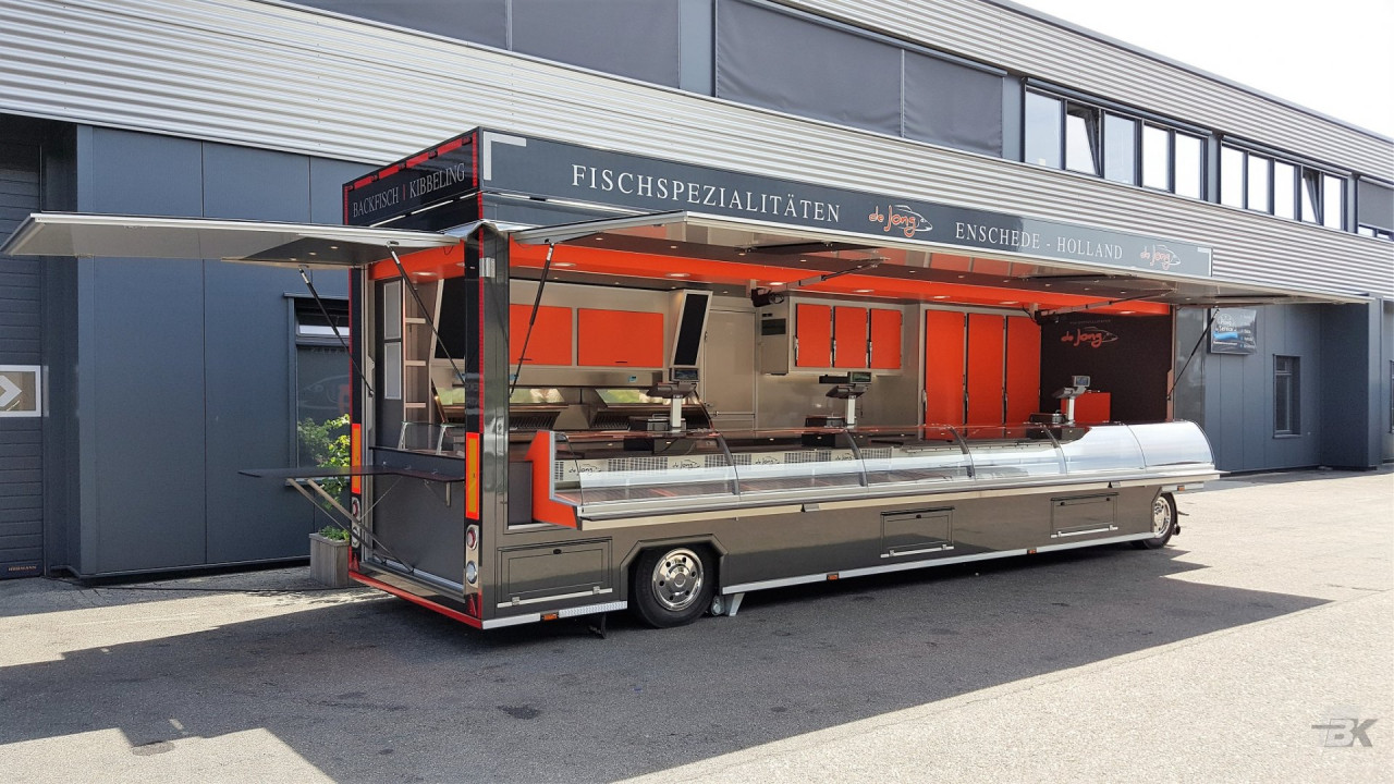 Zijaanzicht van een aanhangwagen voor vis met geopende luifel