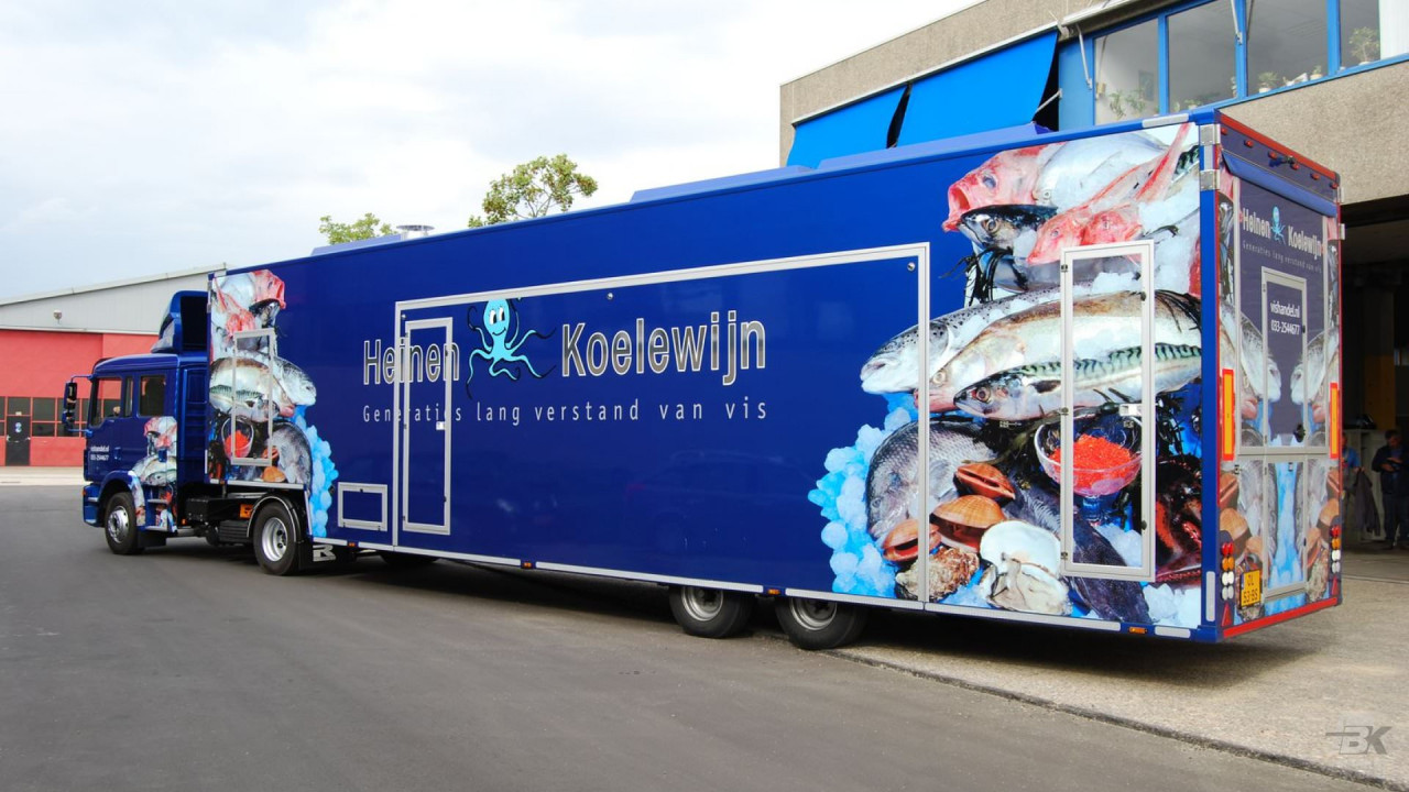Complete combinatie van een opleggertrekker met verkoopwagen oplegger voor vis met gesloten luifel
