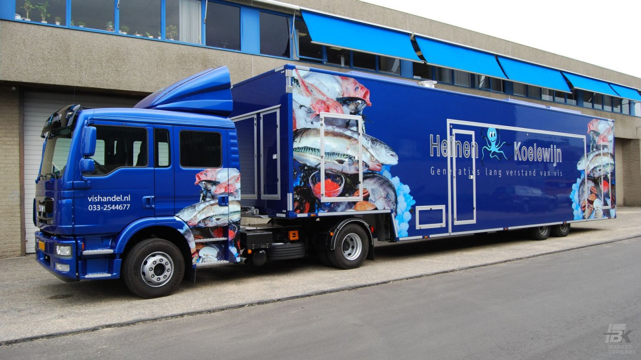 Complete combinatie van een opleggertrekker met verkoopwagen oplegger voor vis met gesloten luifel