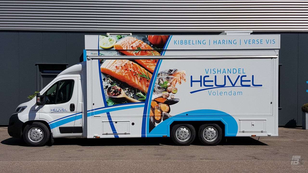 Zijaanzicht van een verkoopwagen voor vis met gesloten luifel
