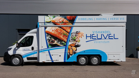 Zijaanzicht van een verkoopwagen voor vis met gesloten luifel