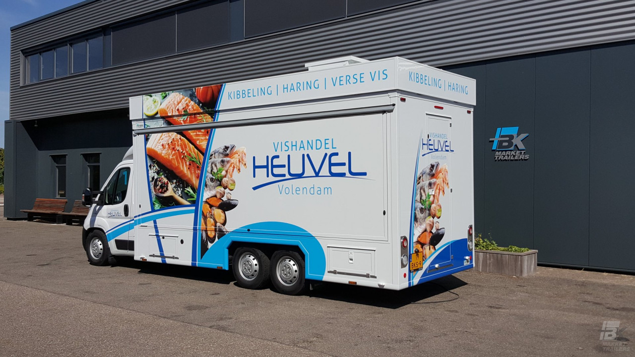 Zijaanzicht van een verkoopwagen voor vis met gesloten luifel