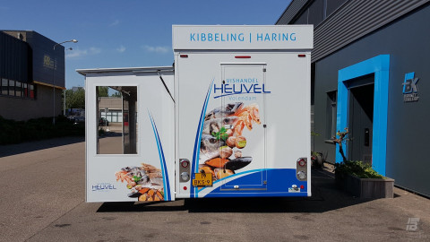 Achteraanzicht van een verkoopwagen voor vis met geopende luifel