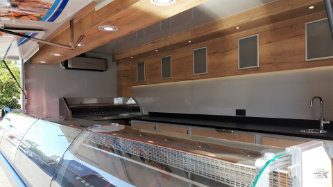 Binnenkant van een verkoopwagen voor vis