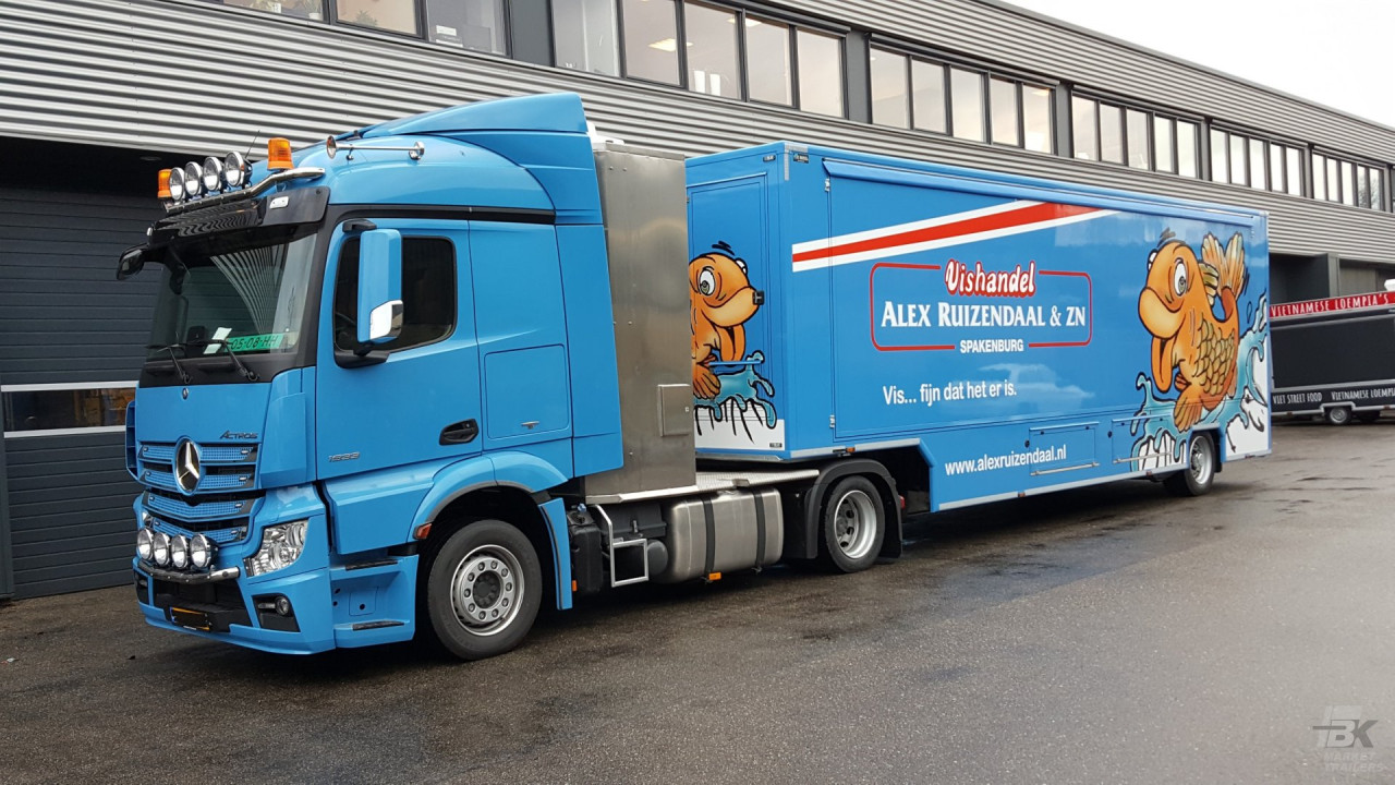 Complete combinatie van een opleggertrekker met verkoopwagen oplegger voor vis met gesloten luifel