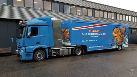Complete combinatie van een opleggertrekker met verkoopwagen oplegger voor vis met gesloten luifel