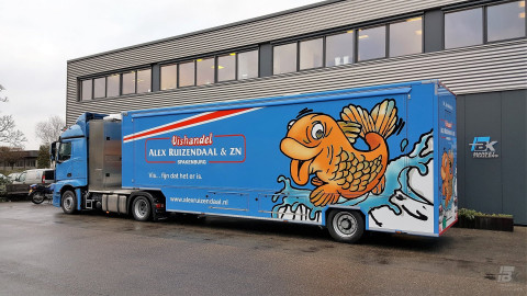 Complete combinatie van een opleggertrekker met verkoopwagen oplegger voor vis met gesloten luifel