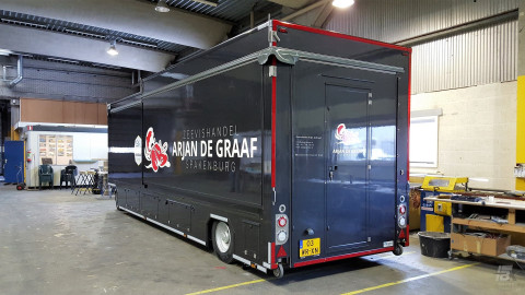 Achteraanzicht van een aanhangwagen voor vis