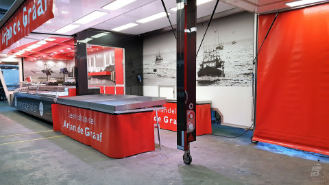 Zijaanzicht van een aanhangwagen voor vis met geopende luifel