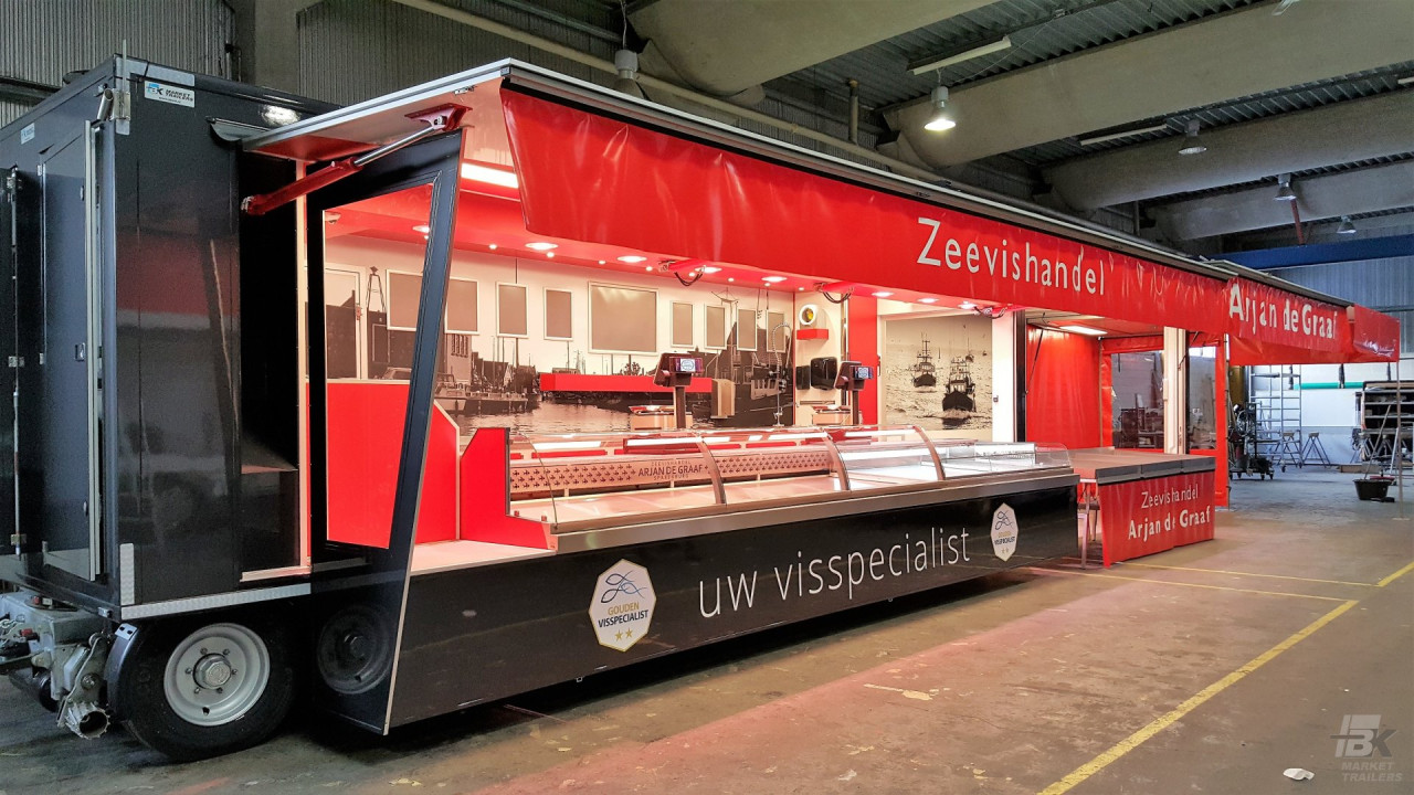 Zijaanzicht van een aanhangwagen voor vis met geopende luifel