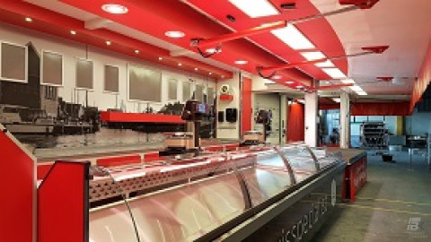 Zijaanzicht van een aanhangwagen voor vis met geopende luifel