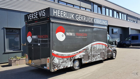 Achteraanzicht van een verkoopwagen voor vis