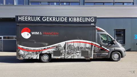 Zijaanzicht van een verkoopwagen voor vis met gesloten luifel