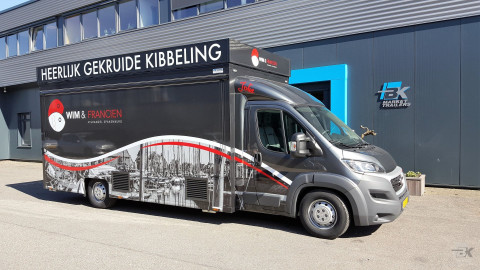 Zijaanzicht van een verkoopwagen voor vis met gesloten luifel