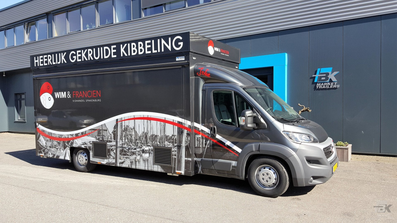 Zijaanzicht van een verkoopwagen voor vis met gesloten luifel