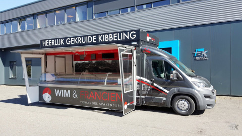 Zijaanzicht van een verkoopwagen voor vis met geopende luifel