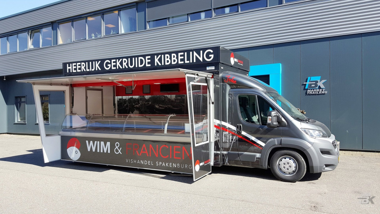 Zijaanzicht van een verkoopwagen voor vis met geopende luifel