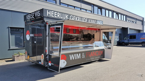 Zijaanzicht van een verkoopwagen voor vis met geopende luifel