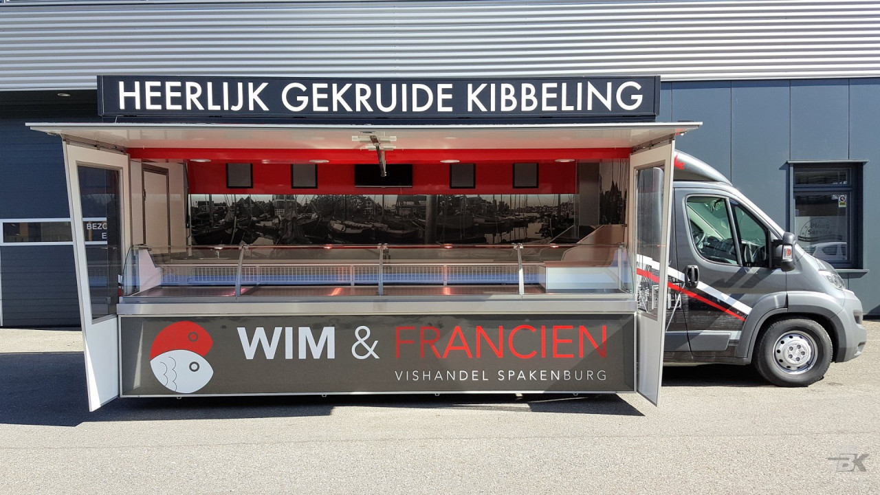Zijaanzicht van een verkoopwagen voor vis met geopende luifel