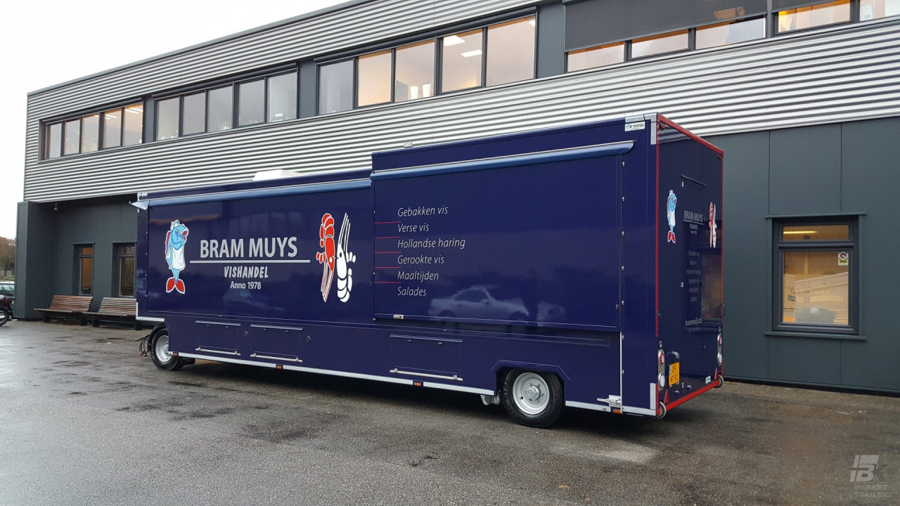 Zijaanzicht van een aanhangwagen voor vis met gesloten luifel
