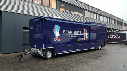Zijaanzicht van een aanhangwagen voor vis met gesloten luifel