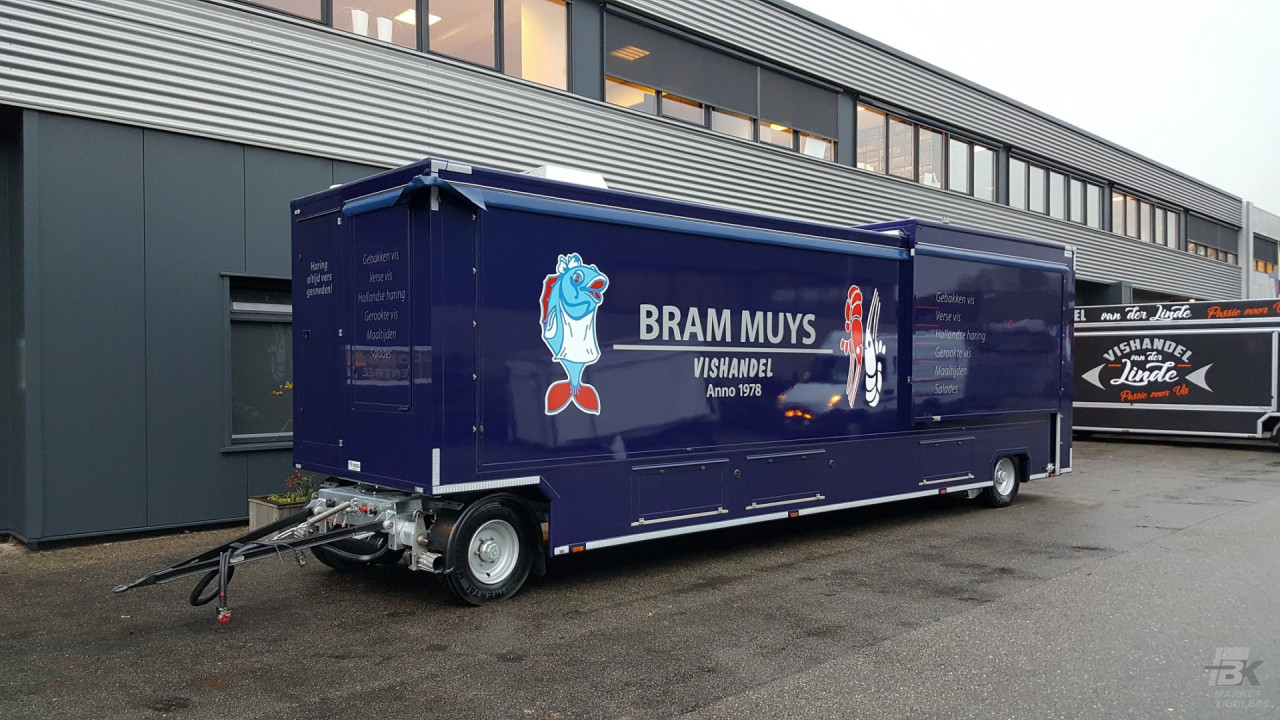 Zijaanzicht van een aanhangwagen voor vis met gesloten luifel