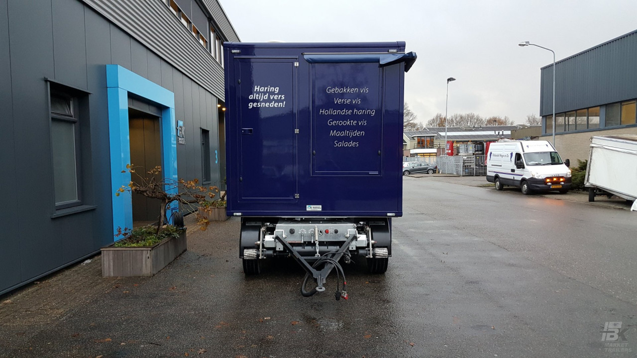 Vooraanzicht van een aanhangwagen voor vis