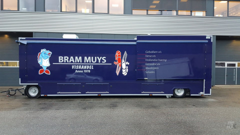 Zijaanzicht van een aanhangwagen voor vis met gesloten luifel