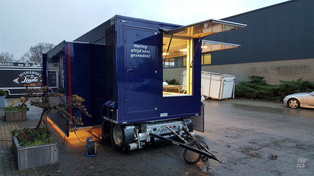Vooraanzicht van een aanhangwagen voor vis met geopende luifel