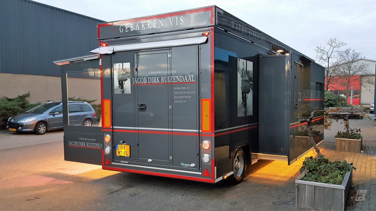 Achteraanzicht van een aanhangwagen voor vis