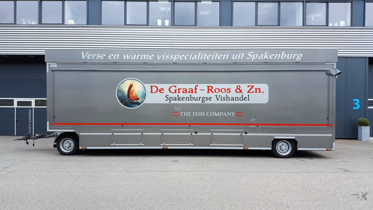 Zijaanzicht van een aanhangwagen voor vis met gesloten luifel
