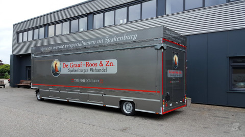 Zijaanzicht van een aanhangwagen voor vis met gesloten luifel