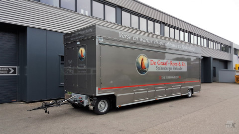 Zijaanzicht van een aanhangwagen voor vis met gesloten luifel
