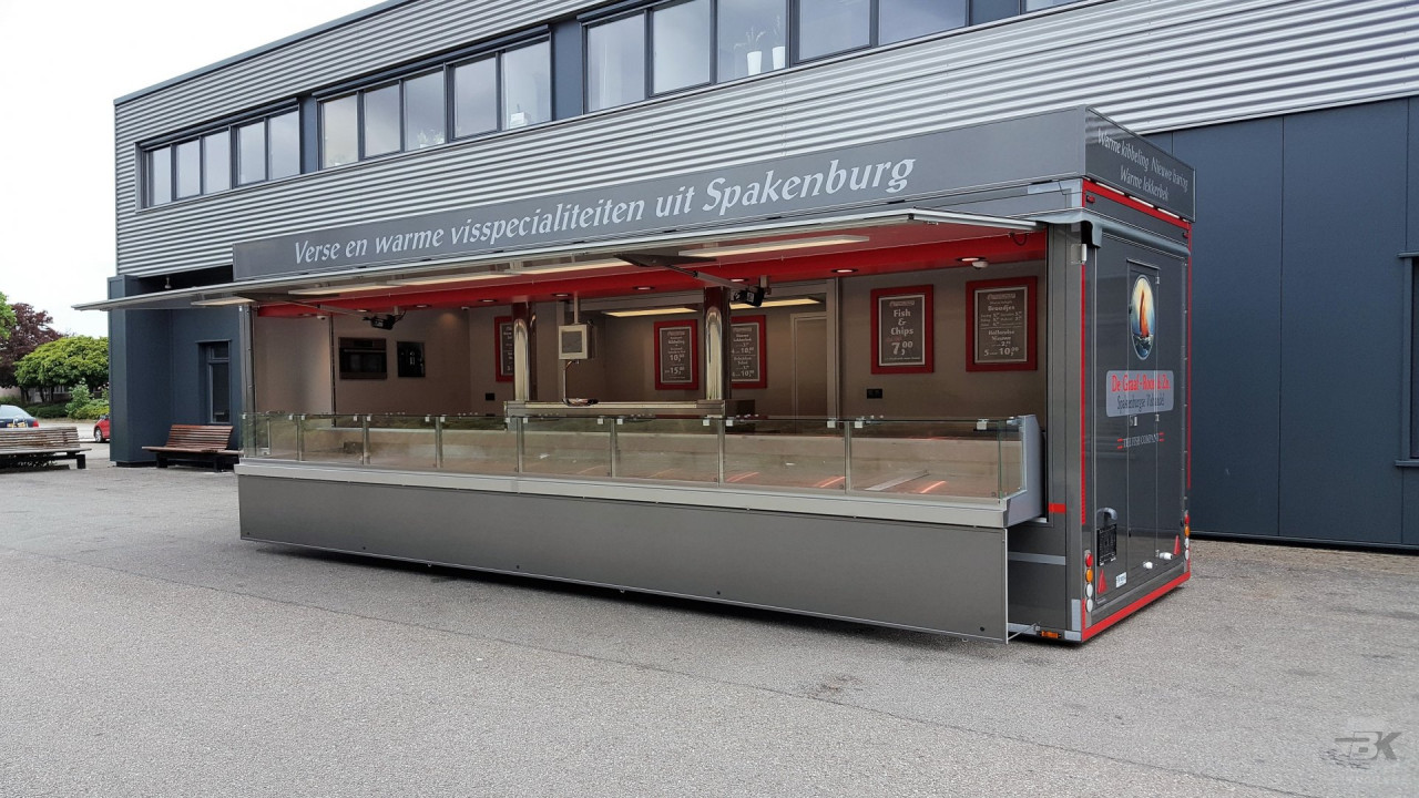 Zijaanzicht van een aanhangwagen voor vis met geopende luifel