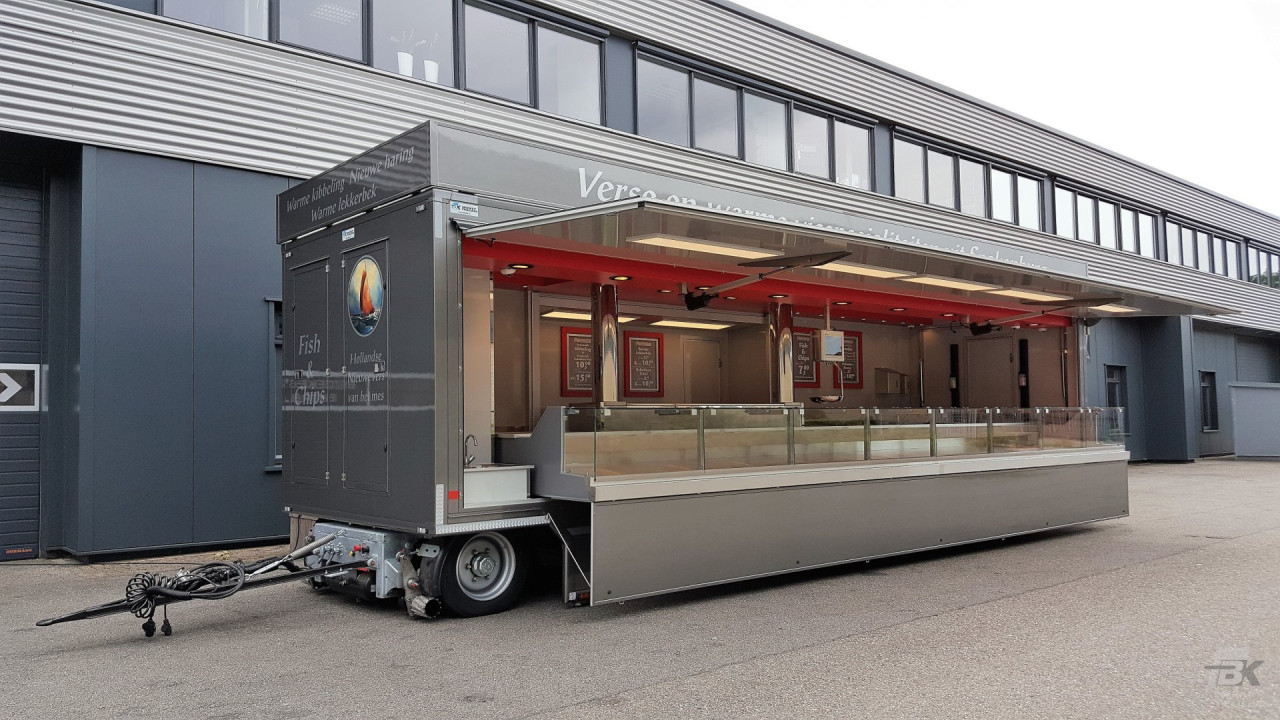Zijaanzicht van een aanhangwagen voor vis met geopende luifel