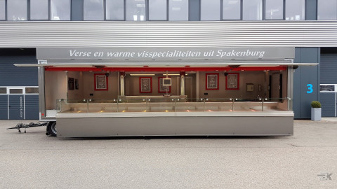 Zijaanzicht van een aanhangwagen voor vis met geopende luifel
