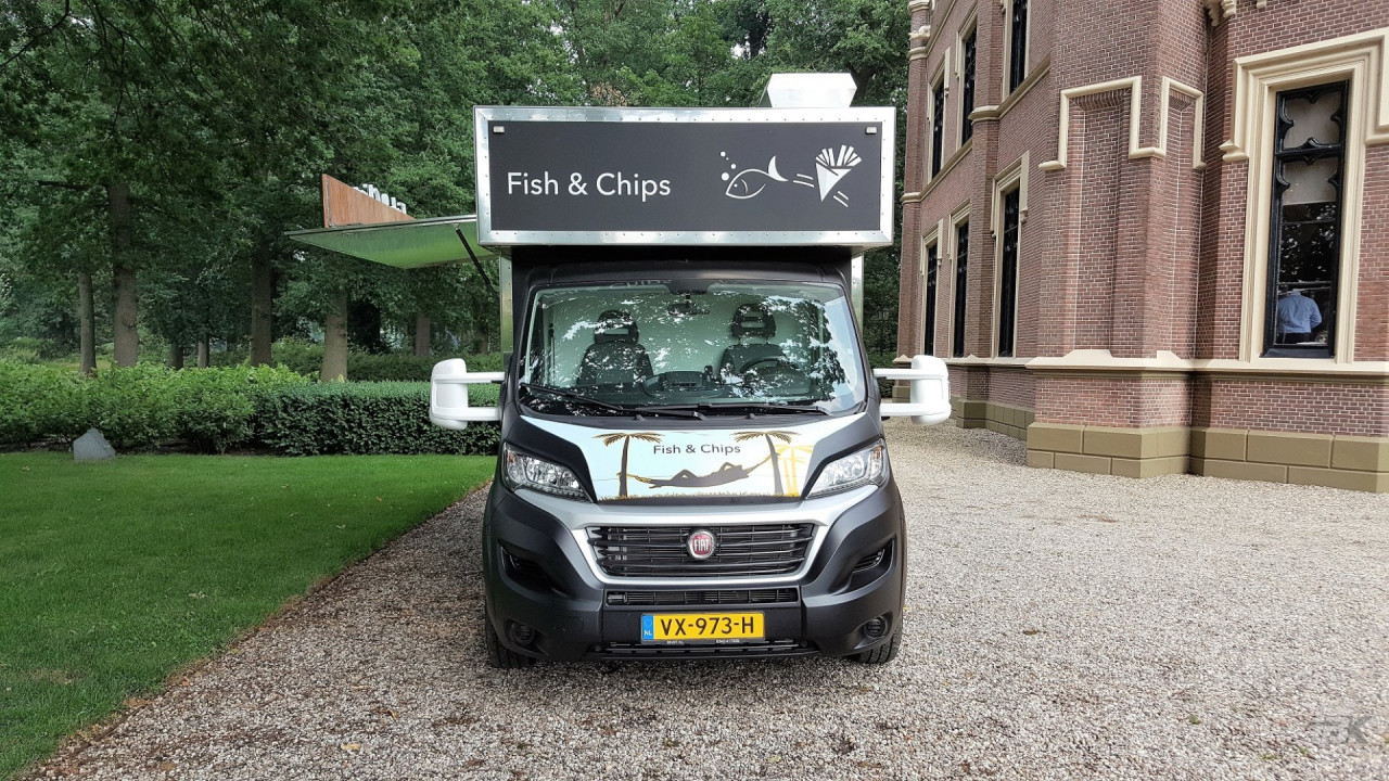 Vooraanzicht van een verkoopwagen voor vis