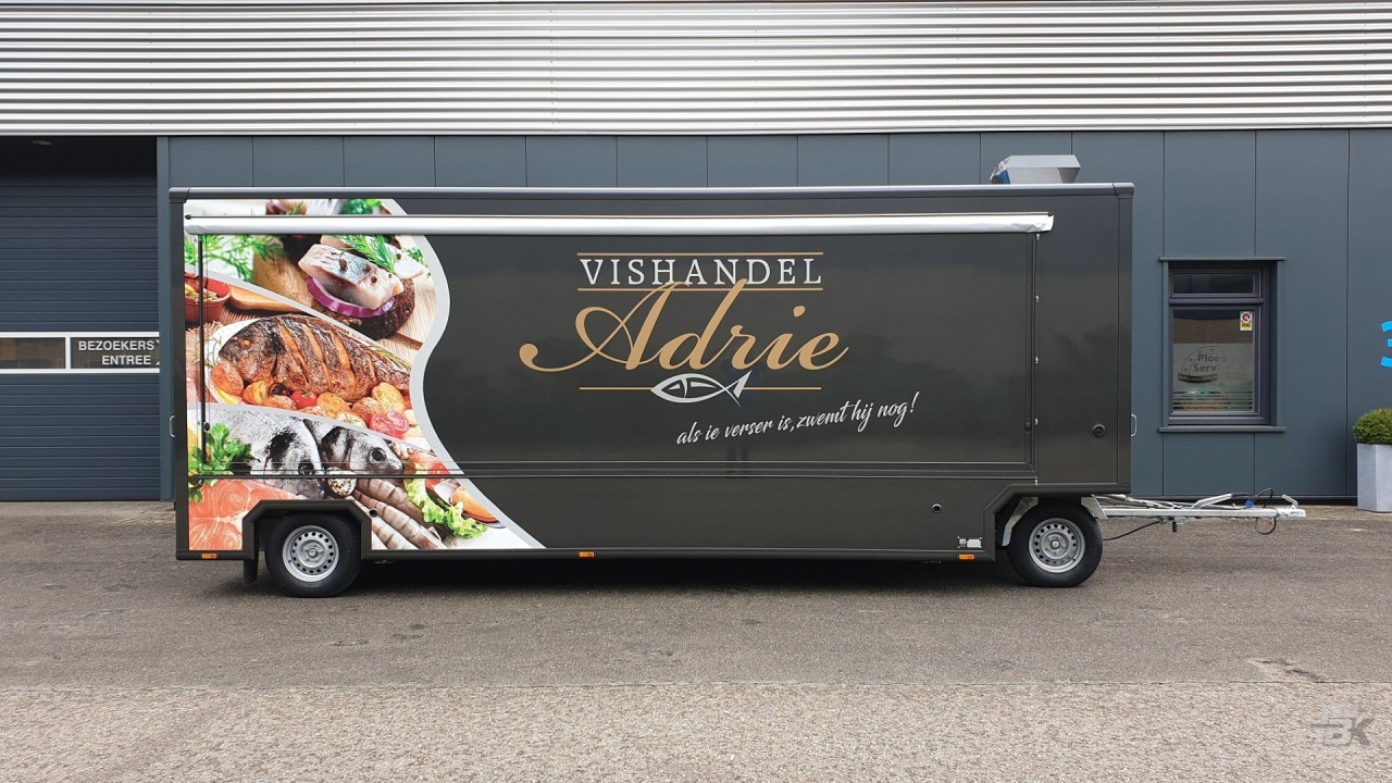 Zijaanzicht van een aanhangwagen voor vis met gesloten luifel