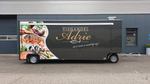 Zijaanzicht van een aanhangwagen voor vis met gesloten luifel