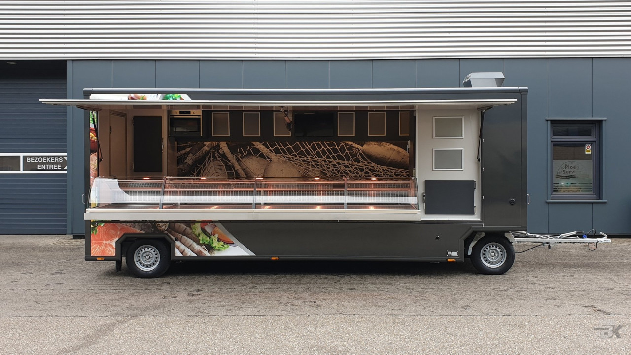 Zijaanzicht van een aanhangwagen voor vis met geopende luifel