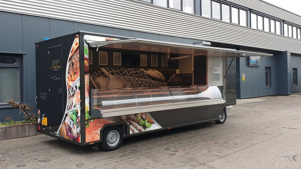 Zijaanzicht van een aanhangwagen voor vis met geopende luifel
