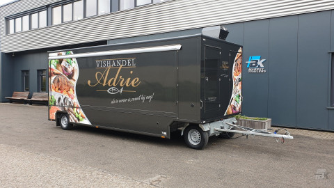 Zijaanzicht van een aanhangwagen voor vis met gesloten luifel