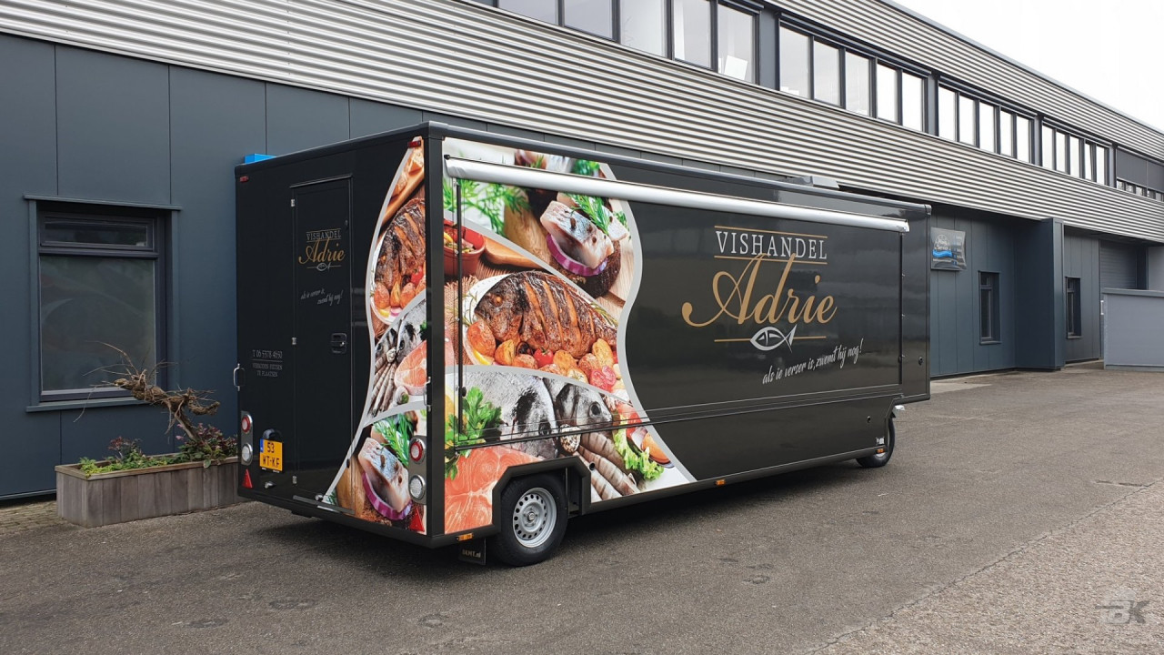 Zijaanzicht van een aanhangwagen voor vis met gesloten luifel