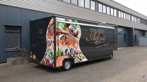 Zijaanzicht van een aanhangwagen voor vis met gesloten luifel